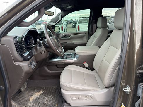Used 2023 Chevrolet Silverado 1500 LTZ w/ Technology Package AWD/4WD image 7