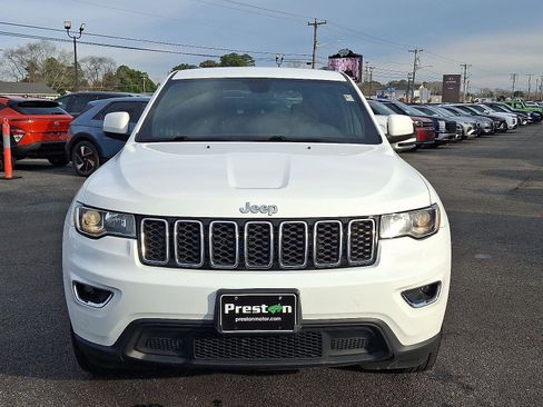 Used 2019 Jeep Grand Cherokee Laredo image 2