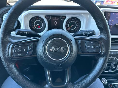 Used 2025 Jeep Gladiator Nighthawk image 18