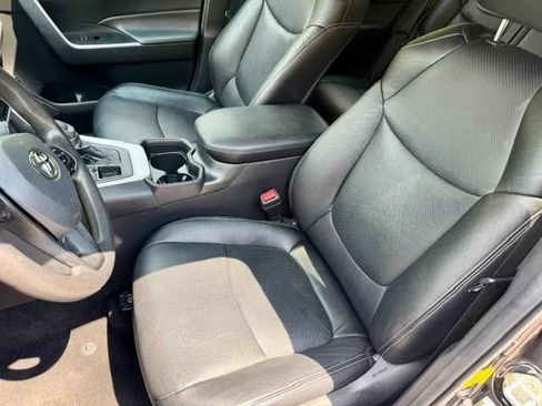 Used 2021 Toyota RAV4 XLE AWD/4WD image 4