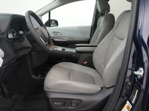 Used 2025 Toyota Sienna XLE image 23