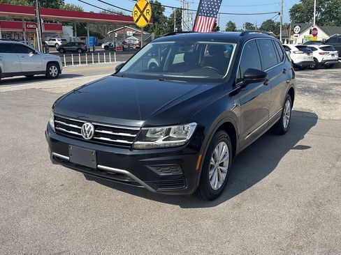 Used 2018 Volkswagen Tiguan SE w/ Panoramic Sunroof Package AWD/4WD image 2