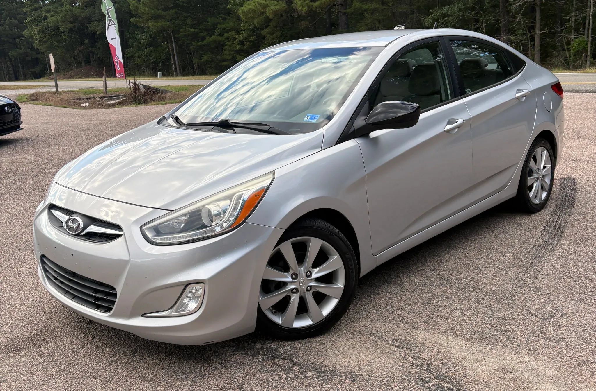 Used 2014 Hyundai Accent GLS w/ Option Group 2 FWD image 2