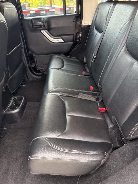 Used 2015 Jeep Wrangler Unlimited Rubicon w/ Connectivity Group AWD/4WD image 12