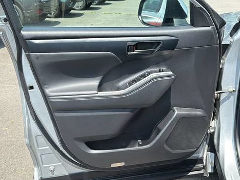 Used 2023 Toyota Highlander L FWD image 9
