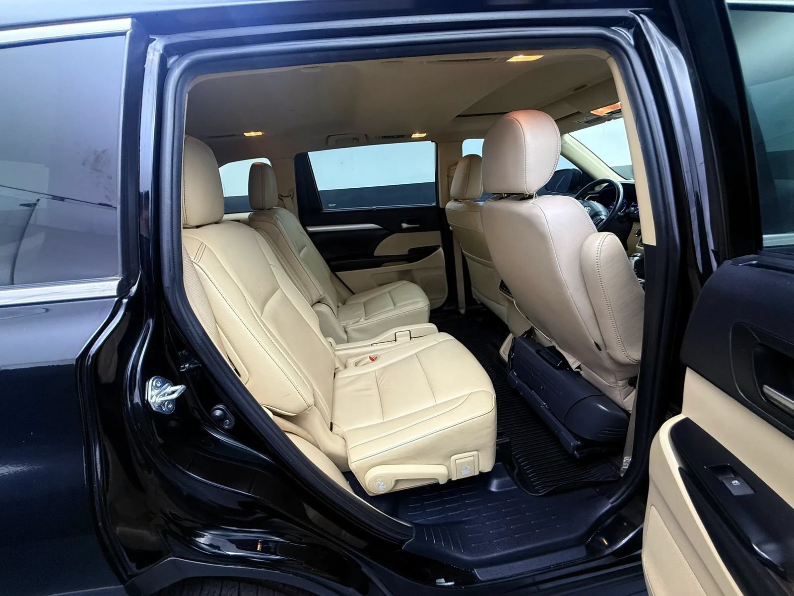 Used 2019 Toyota Highlander XLE AWD/4WD image 25
