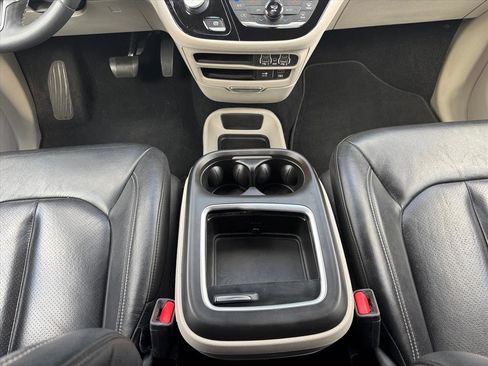Used 2022 Chrysler Pacifica Touring-L FWD image 18