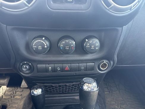 Used 2017 Jeep Wrangler Unlimited Rubicon w/ Connectivity Group AWD/4WD image 23