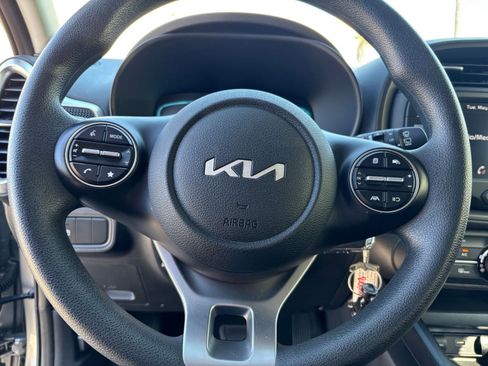 Used 2025 Kia Soul LX w/ LX Technology Package FWD image 25