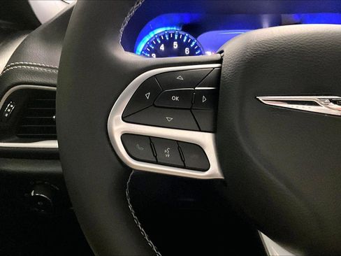 Used 2025 Chrysler Pacifica Select image 17