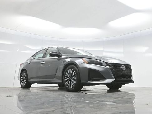 Used 2024 Nissan Altima 2.5 SV FWD image 57