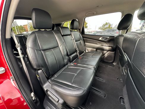 Used 2019 Nissan Pathfinder SV image 16
