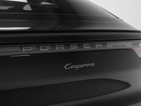 Certified 2022 Porsche Cayenne Platinum Edition AWD/4WD image 19