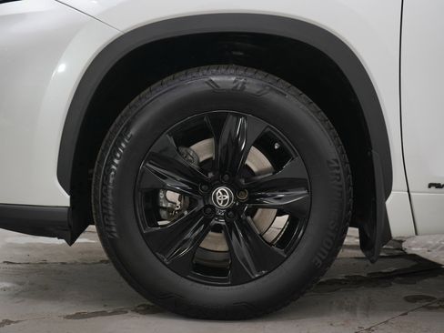Used 2024 Toyota Highlander XLE AWD/4WD image 30