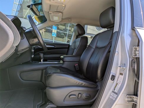 Used 2015 Nissan Pathfinder SL w/ SL Tech Package image 2