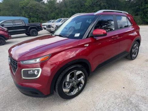 Used 2023 Hyundai Venue Limited w/ Cargo Package FWD image 4