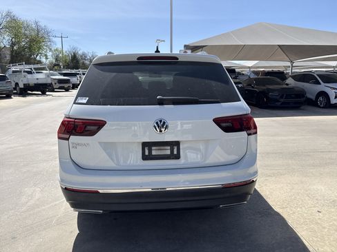 Used 2021 Volkswagen Tiguan SE image 3