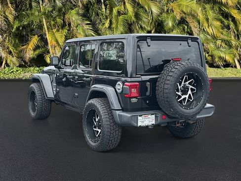 Used 2018 Jeep Wrangler Unlimited Sahara AWD/4WD image 7