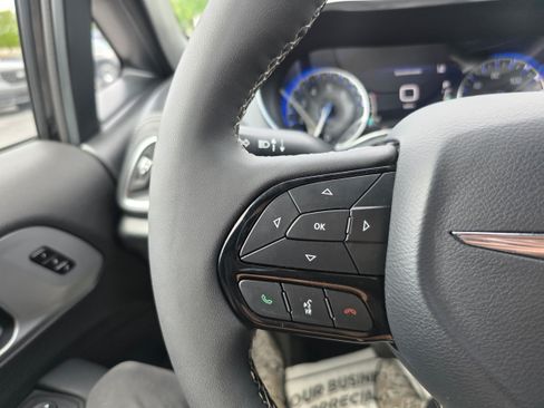 Used 2025 Chrysler Pacifica Limited FWD image 16