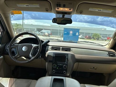 Used 2010 Chevrolet Suburban LT RWD image 18