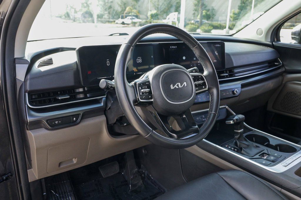 Used 2025 Kia Carnival FWD image 16