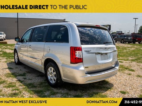 Used 2012 Chrysler Town & Country Touring w/ Entertainment Group #1 FWD image 21