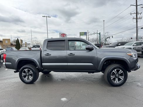 Used 2017 Toyota Tacoma SR5 w/ Tow Package image 2