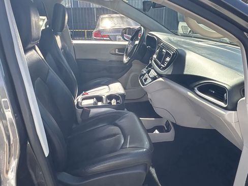 Used 2019 Chrysler Pacifica Touring-L image 25
