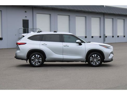 Used 2021 Toyota Highlander XLE AWD/4WD image 4