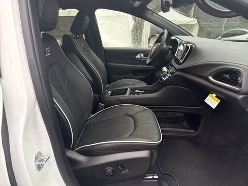 New 2026 Chrysler Pacifica Limited image 9