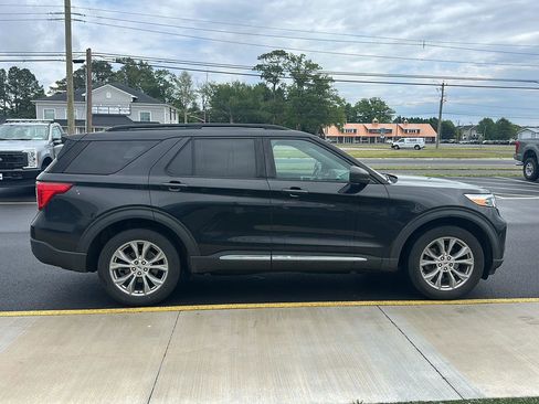 Used 2020 Ford Explorer XLT w/ Equipment Group 202A AWD/4WD image 4