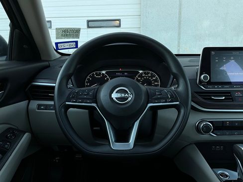 Used 2025 Nissan Altima 2.5 SV image 30