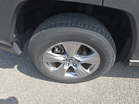 Used 2025 Toyota RAV4 XLE FWD image 10