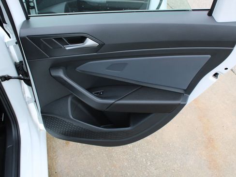 Certified 2025 Volkswagen Jetta SE w/ Black Wheel Package FWD image 23