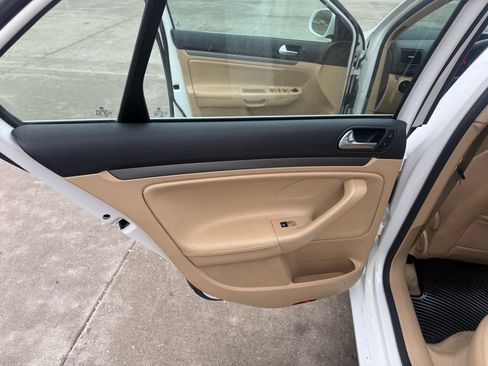 Used 2009 Volkswagen Jetta SE image 16