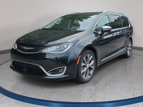 Used 2017 Chrysler Pacifica Limited FWD image 1