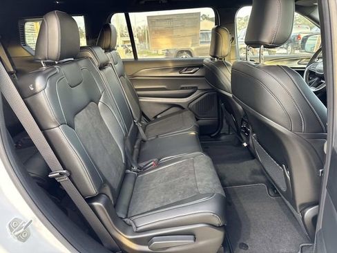New 2025 Jeep Grand Cherokee L Altitude image 11