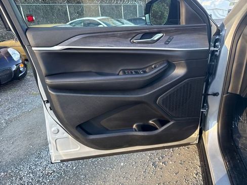 New 2025 Jeep Grand Cherokee Limited w/ Luxury Tech Group II image 15