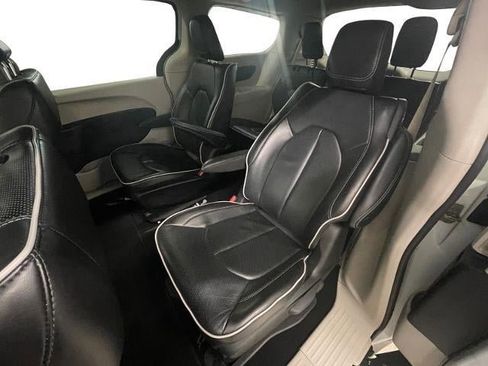 Used 2023 Chrysler Pacifica Limited FWD image 14