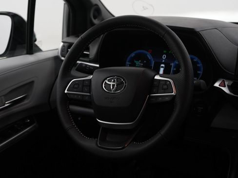 Used 2026 Toyota Sienna AWD image 16