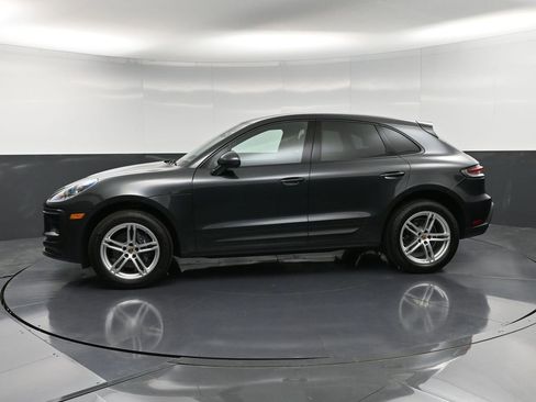 Certified 2025 Porsche Macan image 2