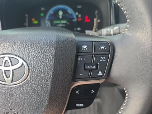Used 2025 Toyota Camry SE FWD image 16
