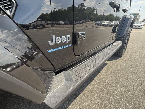 Used 2025 Jeep Wrangler Sahara AWD/4WD image 12