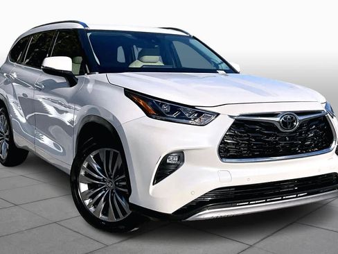 Used 2021 Toyota Highlander Platinum image 2
