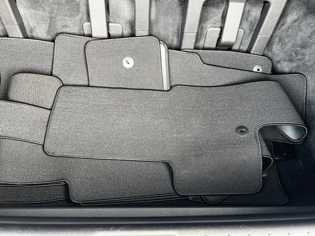 Certified 2023 Kia Carnival SX FWD image 12