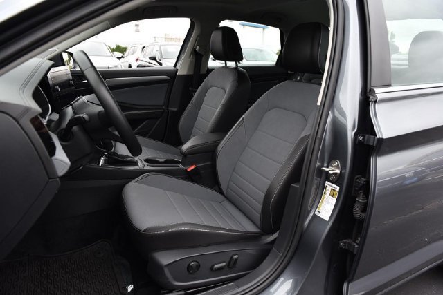 Used 2025 Volkswagen Jetta SE w/ Sunroof Package FWD image 20