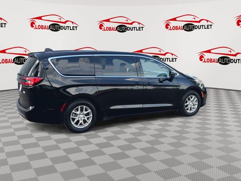 Used 2025 Chrysler Pacifica Select FWD image 8