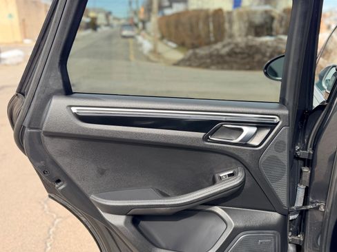 Used 2017 Porsche Macan image 24