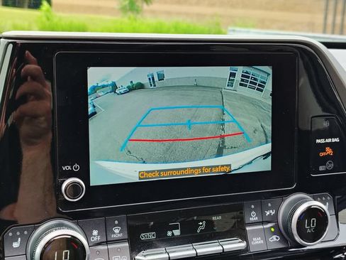 Used 2023 Toyota Highlander XLE AWD/4WD image 35
