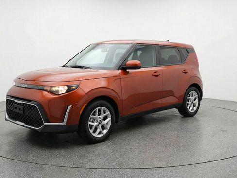 Used 2025 Kia Soul LX w/ LX Technology Package FWD image 3